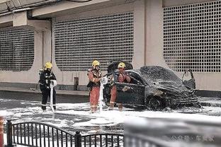 脸色铁青！泰山主场2球落后申花，主帅崔康熙双手叉腰面如土色